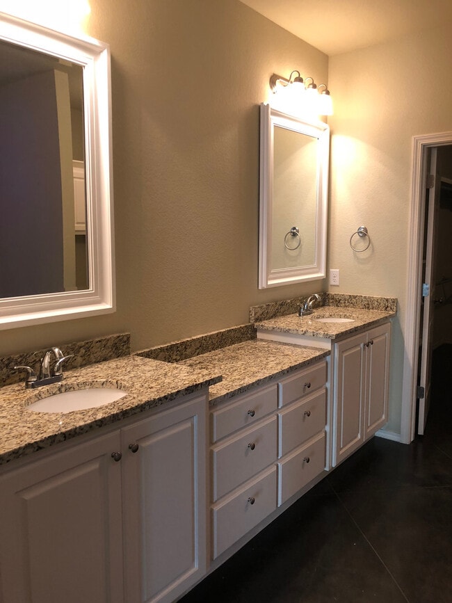 Building Photo - Located in HERITAGE HILLS !!! 2016 Built, ...