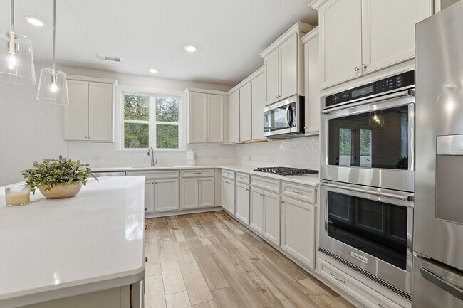 Building Photo - Newer 5BR Home in Peachtree City with Open Layout and Golf Cart Access