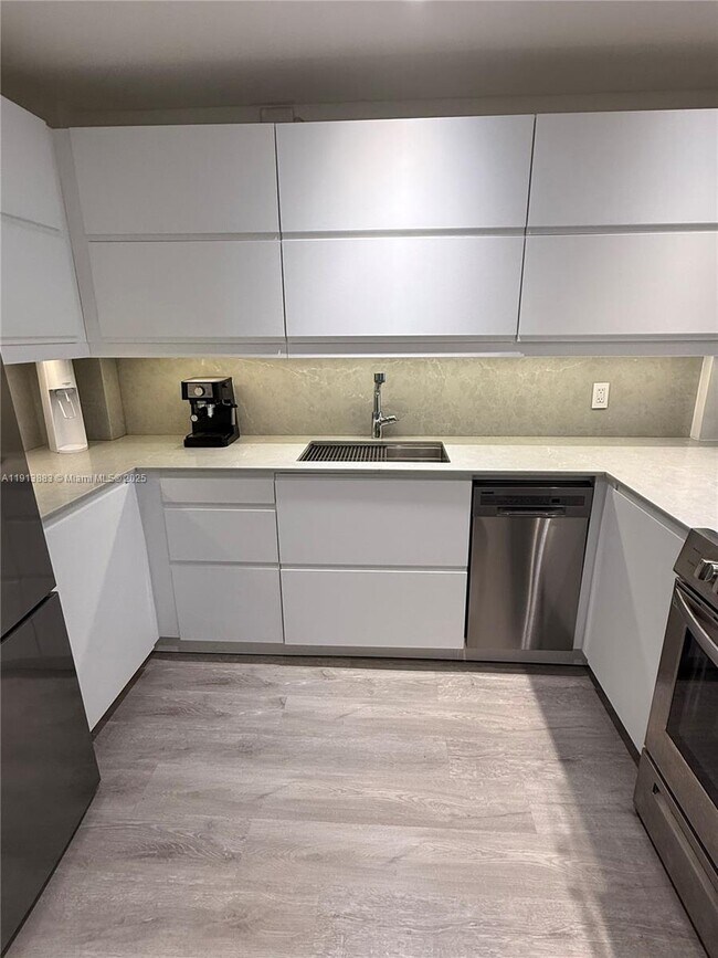 Building Photo - 6900 Bay Dr