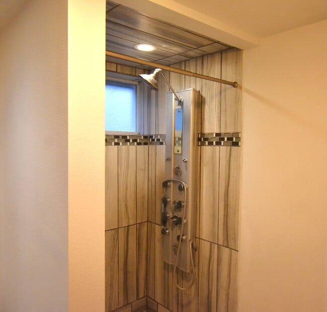 Building Photo - Move in special!  $1,500 off 1st months rent!