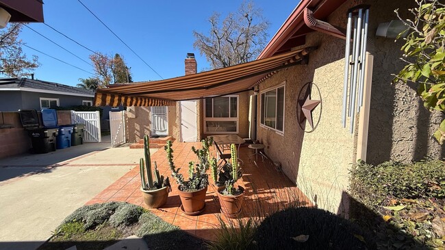 Building Photo - Large 3 bedroom home on beautifully landscaped lot