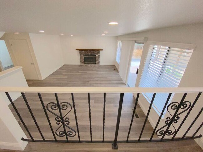 Building Photo - Modern 4 Bedroom, 3 Bath House - Near Died...