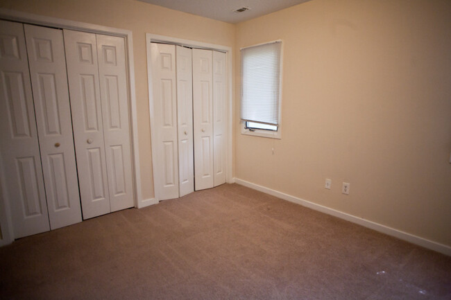 Building Photo - Wonderful 2BR garden apartment a few block...