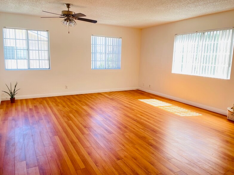 Building Photo - 136 N Mariposa Ave