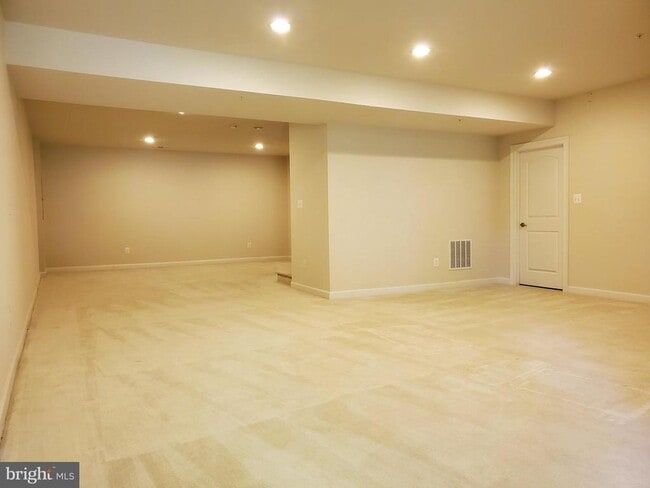 Building Photo - 411 Greenebaum Ln