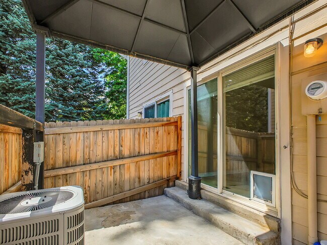 Building Photo - $2,295.00, 2-bed, 3-bath Condo in Westmins...
