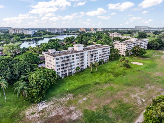 Building Photo - 3000 N Palm Aire Dr
