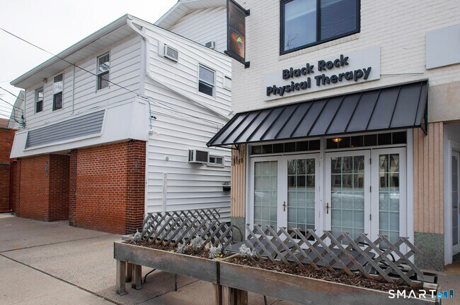 Building Photo - 2879 Fairfield Ave