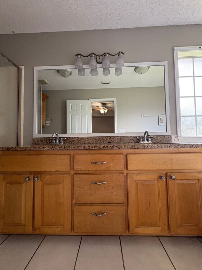 Building Photo - Hampton Place!