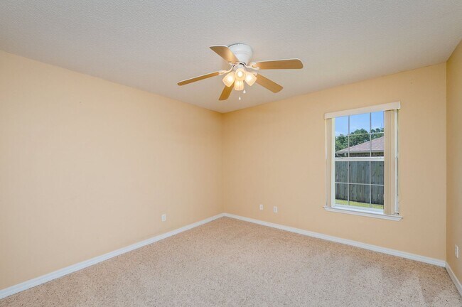 Building Photo - Spacious Home in Navarre!