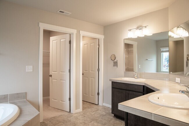 Building Photo - 3006 Mahogony St NE - corner lot