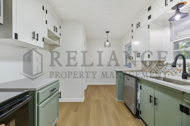 Building Photo - 2046 N Burns Ave