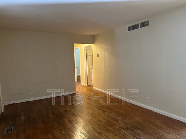 Building Photo - 1080 E Cornell Ave