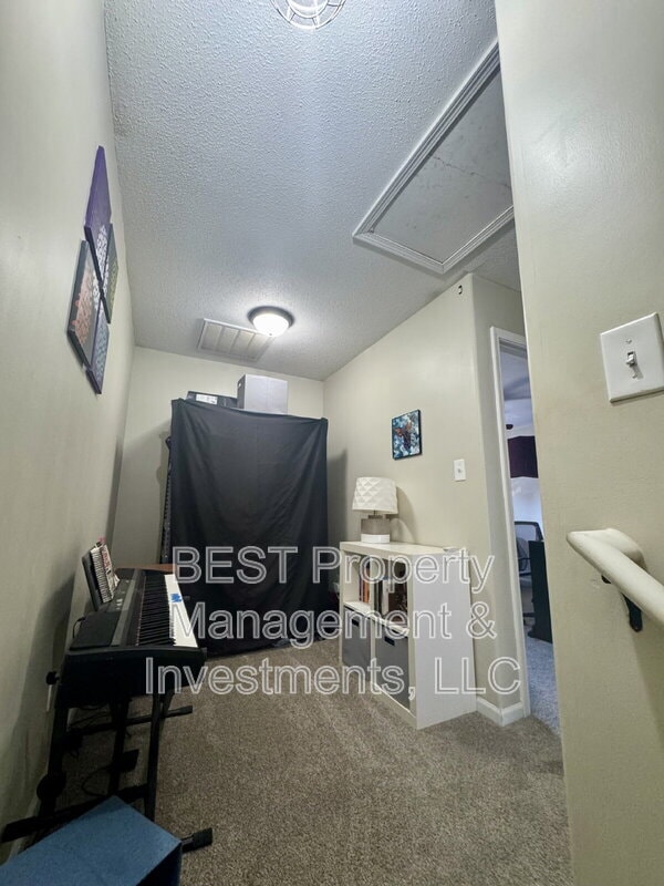 Building Photo - 8130 Kings Creek Dr