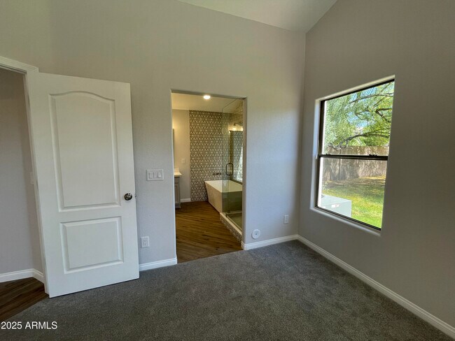 Building Photo - 841 E Lovegrass Dr