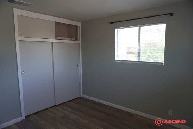 Building Photo - Newly Remodeled in Oildale Area