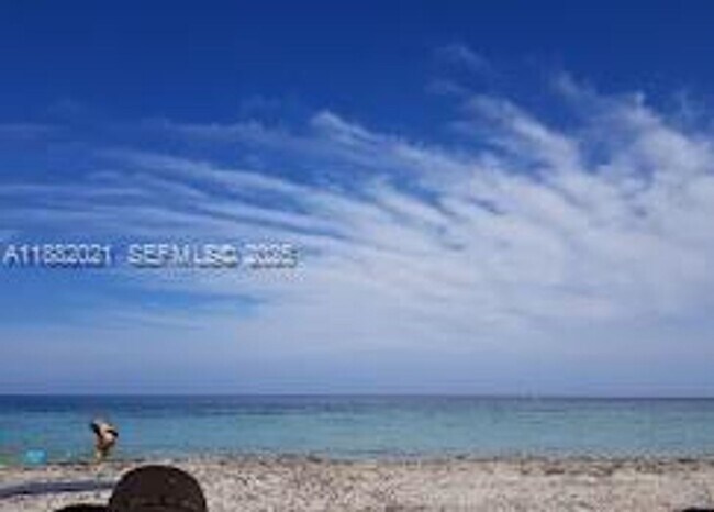 Building Photo - 1121 Crandon Blvd