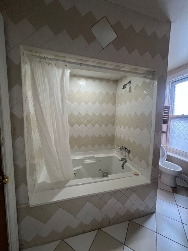 Building Photo - Renovated and Charming Townhome Available Now