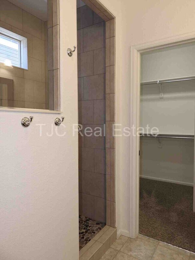 Building Photo - MOVE IN  SPECIAL