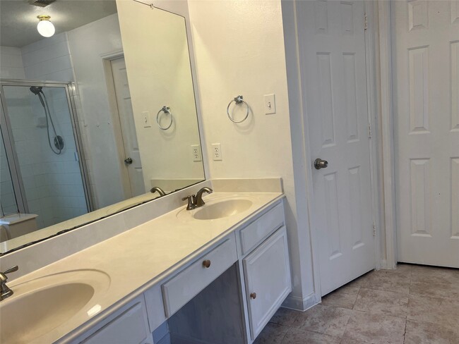 Building Photo - 14423 Parkesgate Dr