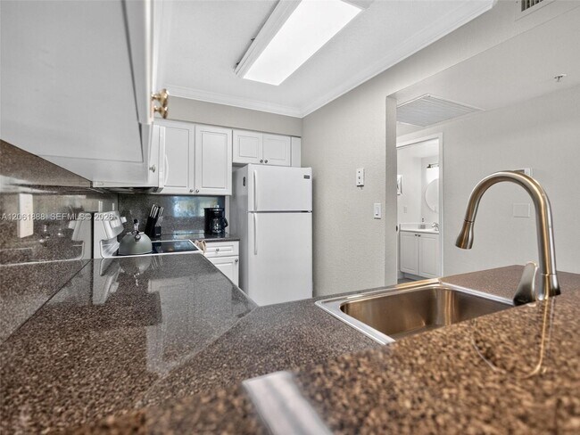 Building Photo - 2501 S Ocean Dr