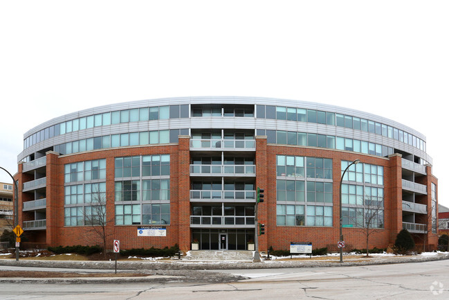 Building Photo - Grand Bend at Green Bay