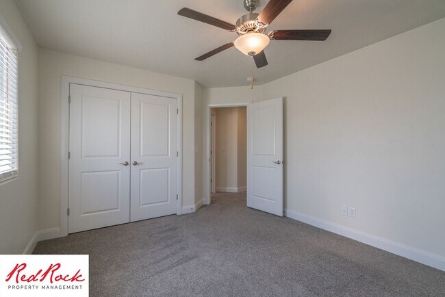 Building Photo - Modern Townhome in Desirable Hurricane Hei...