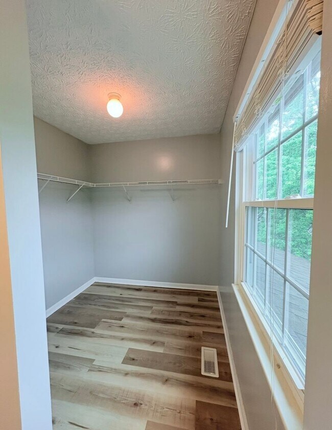 Building Photo - 4BR/2.5BA  | Newly Flooring | Garage | Gated back yard