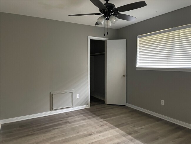 Building Photo - 16310 Autumn Wind Dr