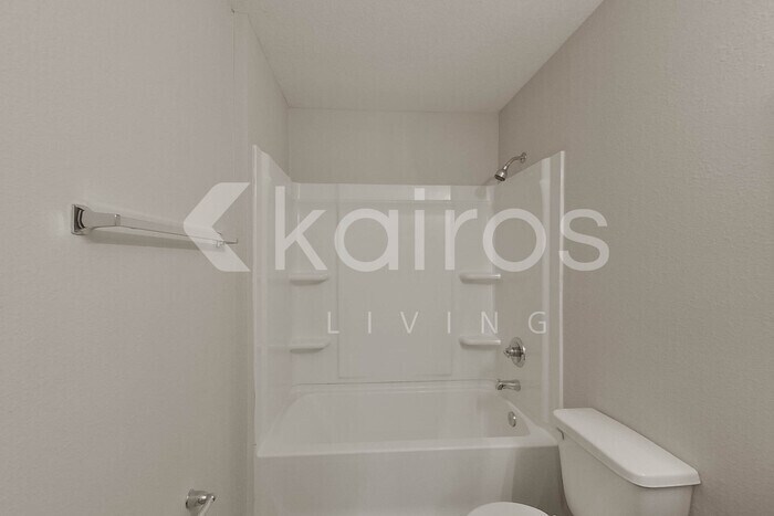 Building Photo - 1349 Mull St