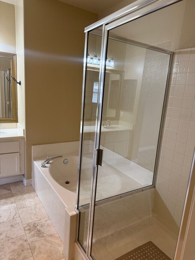 Building Photo - Beautiful 2 Bedroom/2 Bathroom + Bonus Room in Gated Community