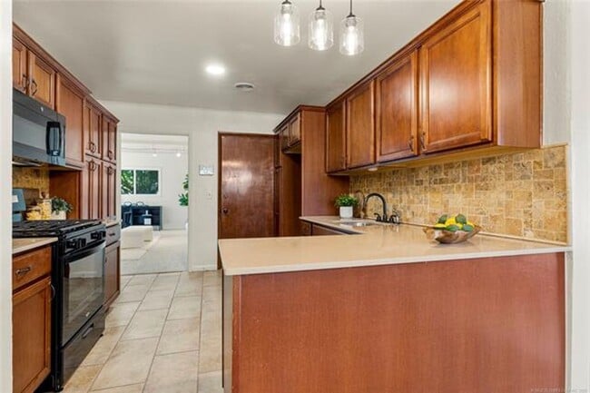 Building Photo - Beautifully Renovated 3-Bed, 2-Bath Home in Midtown Tulsa!