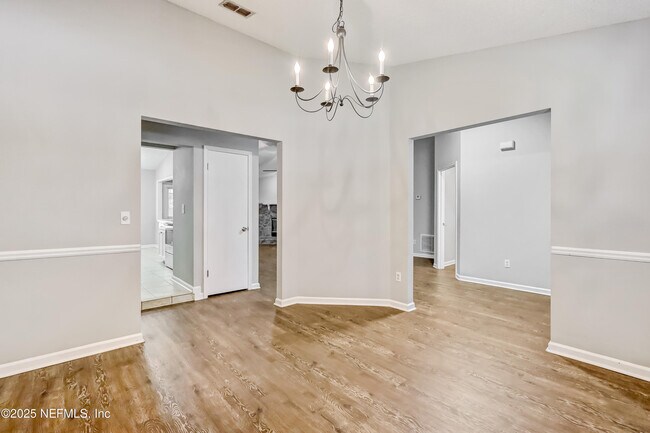Building Photo - 10460 Roxbury Ln