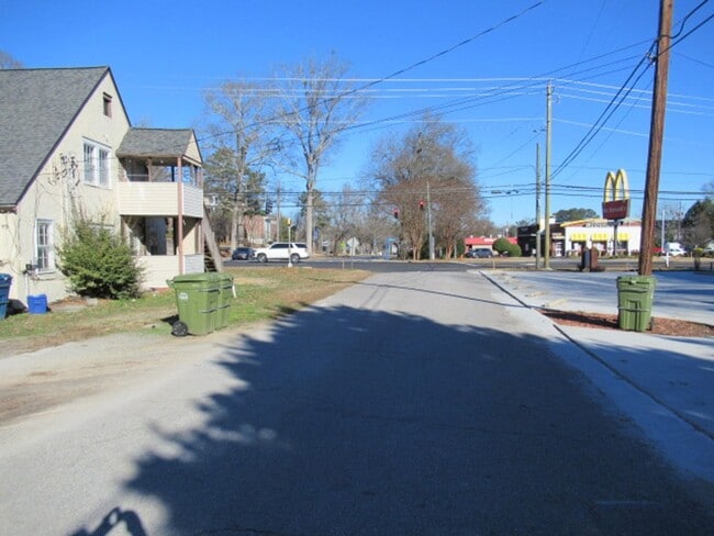 Building Photo - 1404 Maple St