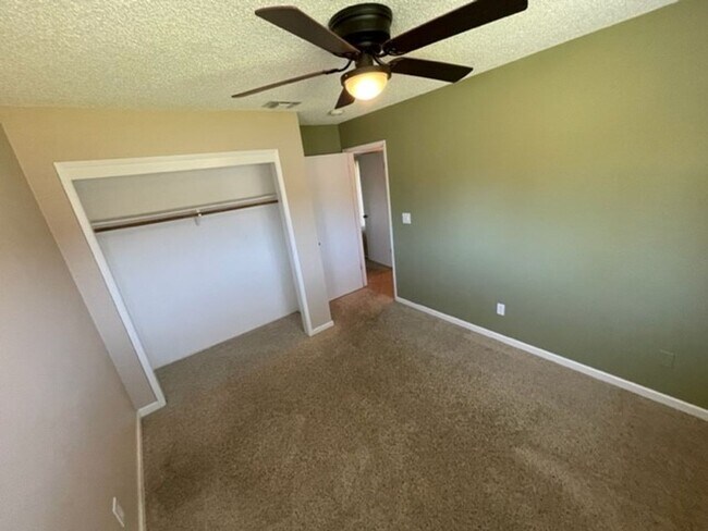 Building Photo - Roseville 3 bedroom