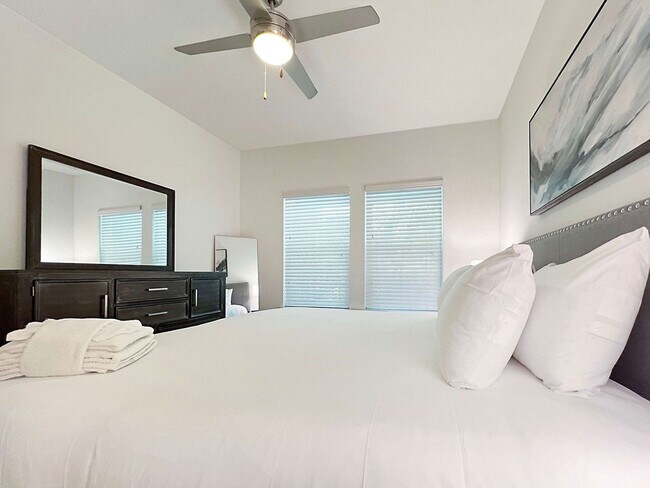 Building Photo - 2615 N Grady Ave