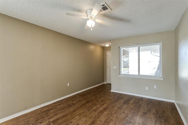 Building Photo - 645 Lloyd Ave