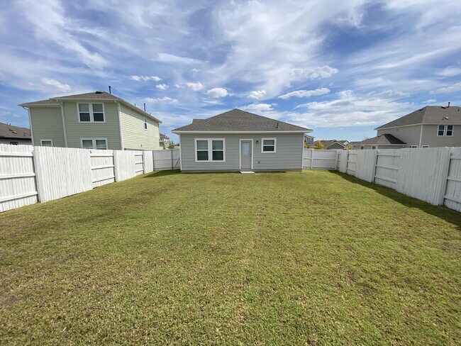 Building Photo - "Charming 2-Bed, 2-Bath Retreat with 1,327...