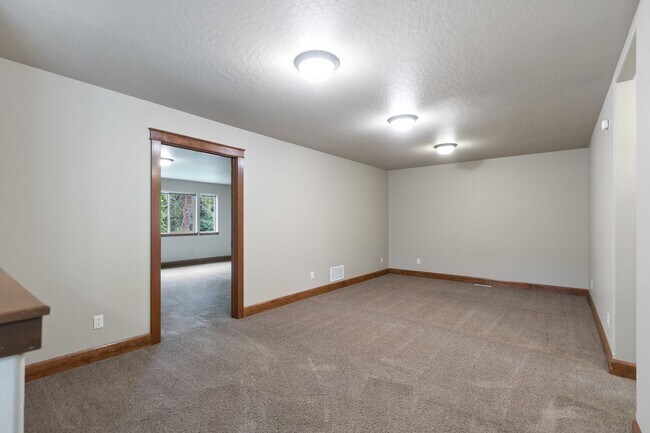 Building Photo - 10015/10017 N Whitworth Dr