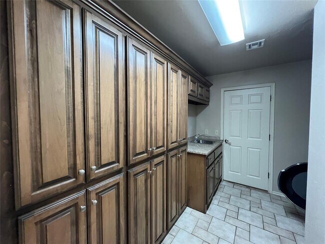 Building Photo - 16505 Moorgate Ln