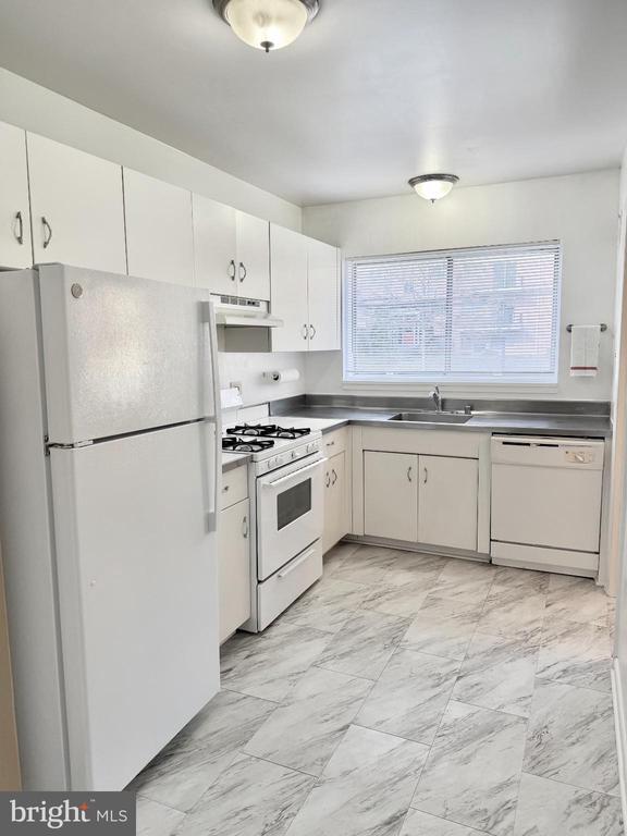 Building Photo - 10661 Weymouth St