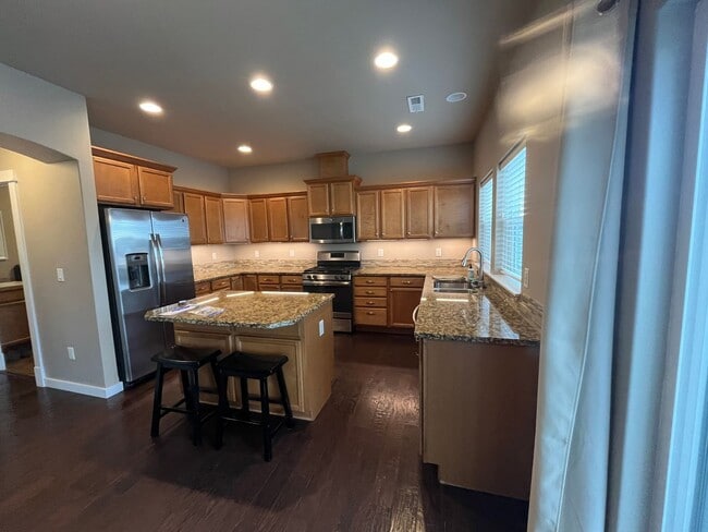 Building Photo - 3 bed 2.5 Bath Condo with 2 car garage