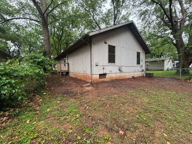 Building Photo - 2 bedroom 1 bathroom 1 car garage
