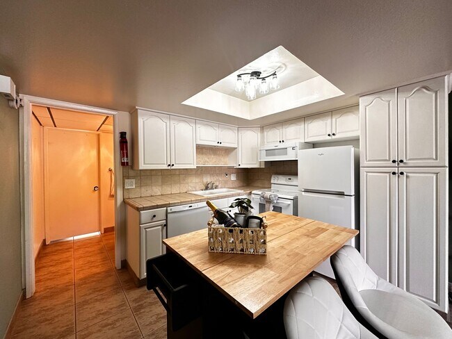 Building Photo - AVAILABLE NOW!! 1 BEDROOM 1 BATHROOM CONDO IN MISSION LAKES DESERT HOT SPRINGS