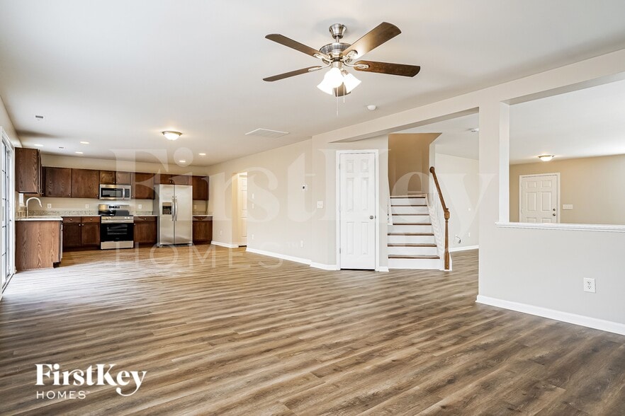 Building Photo - 204 Hillview Dr