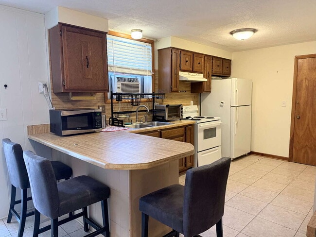 Building Photo - Spacious 1BR / 1BA Basement Apartment Just Minutes From Town