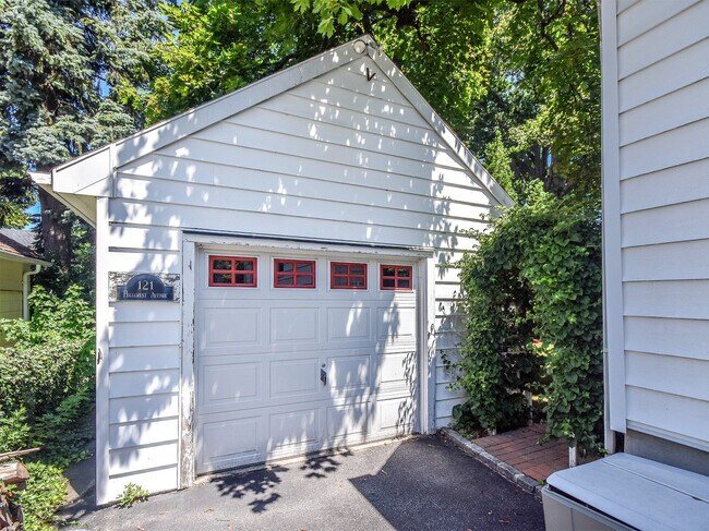 Building Photo - 121 Hillcrest Ave
