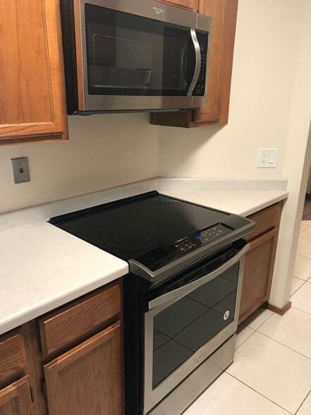 Building Photo - 433 S 7th St