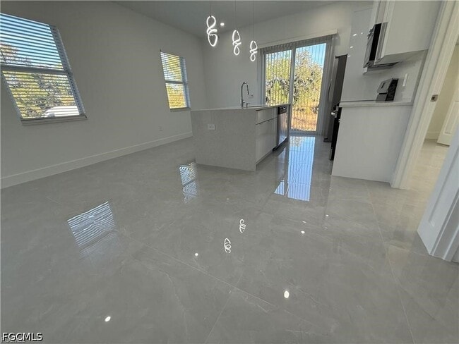 Building Photo - 207 W 15th St