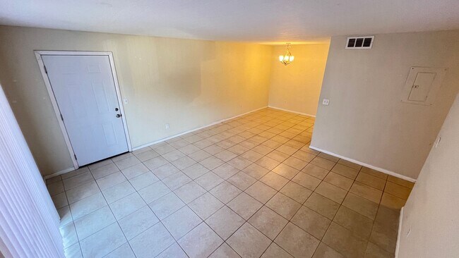 Building Photo - Cozy 2 BD/ 2 BA Apartment in Palm Bay! Washer and Dryer INCLUDED!